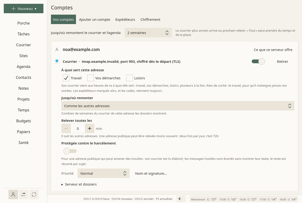 L’onglet « Vos comptes » : en haut, « Jusqu’où remontent les courriels et l’agenda », réglé sur 2 semaines ; en dessous, la fiche d’une adresse : son service de courriel avec son serveur, un interrupteur et Retirer, puis à quoi sert cette adresse (Travail coché, Vos démarches, Loisirs), jusqu’où remonter, à quel rythme elle est relevée, la protection contre le harcèlement, sa priorité, « Nom et signature… », et « Serveur et dossiers », replié.