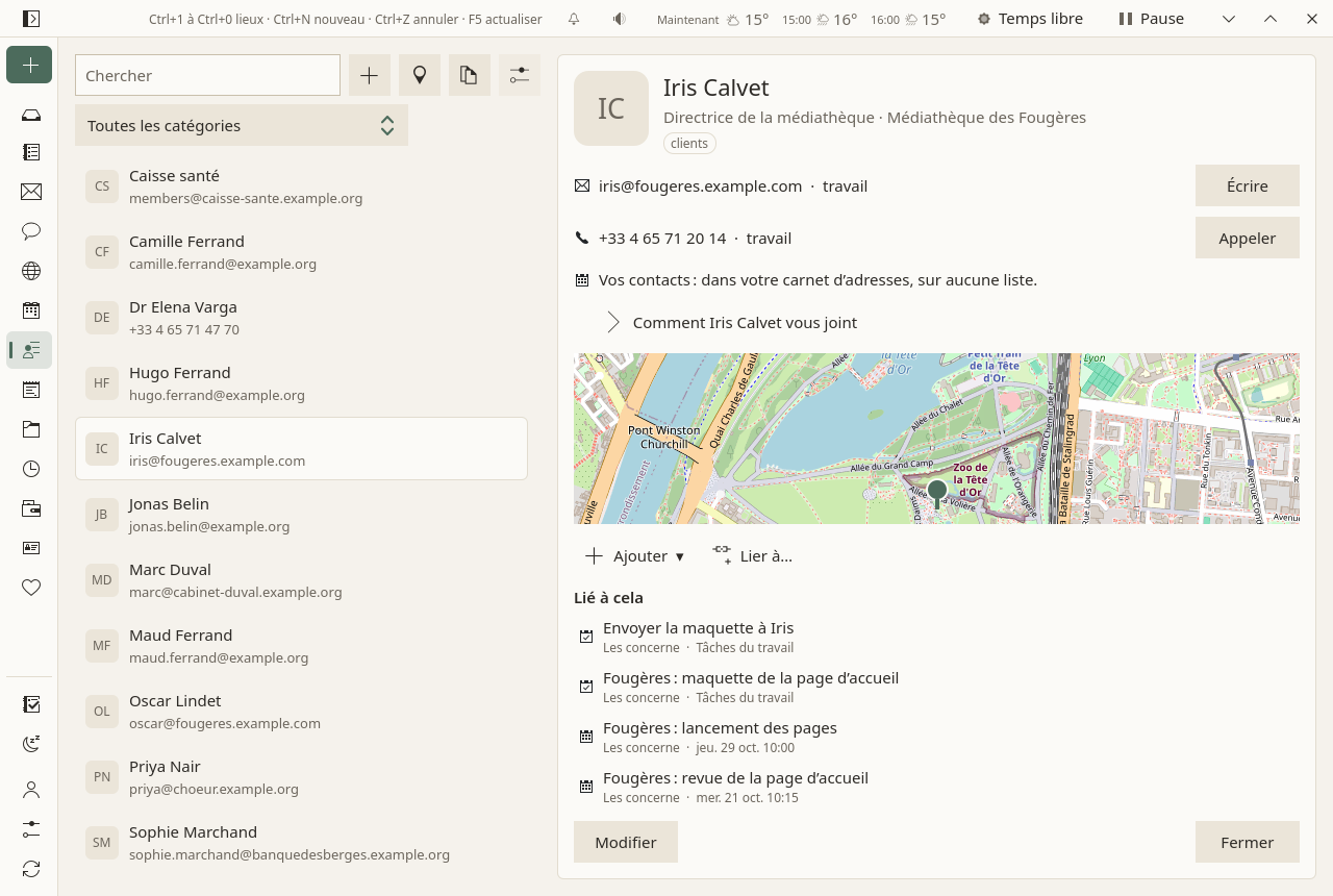 La page Contacts : un champ de recherche, un bouton pour un nouveau contact et un pour la carte au-dessus d’une liste de noms, chacun avec une adresse ou un numéro dessous ; un contact ouvert à droite, avec sa fonction et son organisation, une adresse électronique avec Écrire, un numéro de téléphone avec Appeler, « Vos contacts : dans votre carnet d’adresses, sur aucune liste. » et Comment Iris Calvet vous joint, une petite carte avec une épingle à son adresse, et ce qui lui est lié : deux tâches et deux événements.