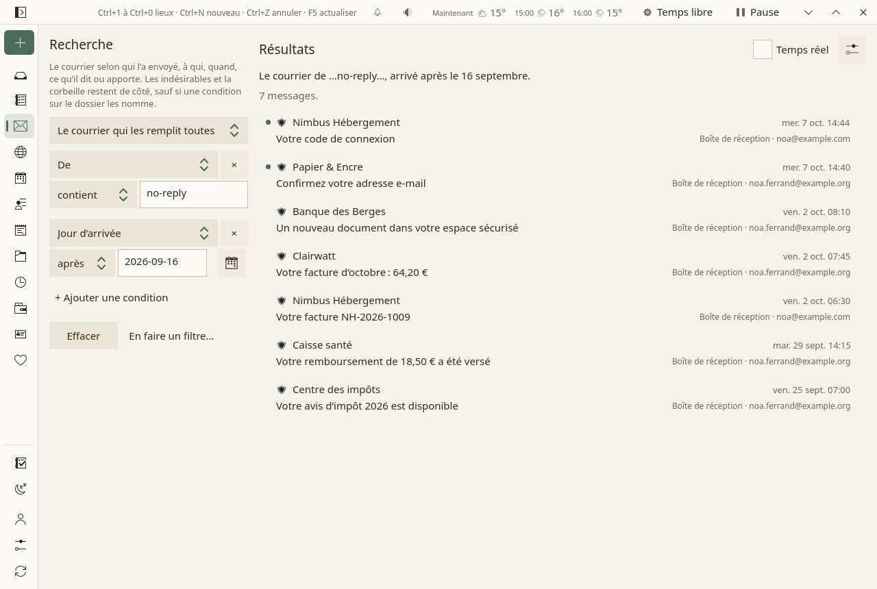 La page Courriels pendant une recherche : à gauche, à la place des dossiers, « Recherche », ce qu’elle parcourt, « Toutes les conditions », puis deux conditions, De contient « no-reply » et Jour d’arrivée après une date, Ajouter une condition, Effacer et En faire un filtre… ; au milieu, « Résultats », la phrase « Les courriels de …no-reply…, arrivés après le … », combien ont été trouvés, puis les courriels, chacun avec l’endroit où il est, comme « Boîte de réception · noa@example.com ».
