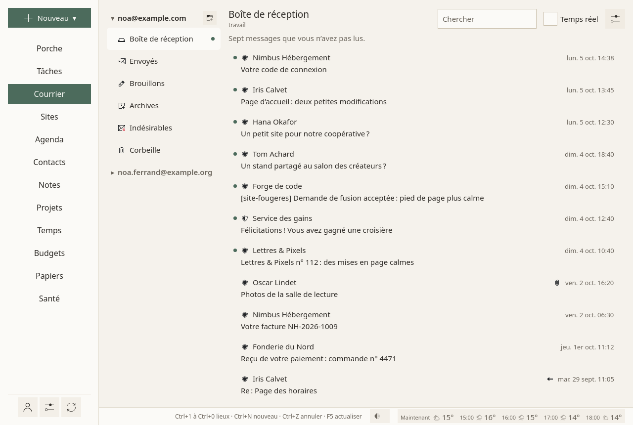 La page Courriels : une adresse dépliée avec ses dossiers (Boîte de réception, Envoyés, Brouillons, Archives, Indésirables, Corbeille) et une autre repliée en dessous ; au milieu, la boîte de réception : « Sept courriels que vous n’avez pas lus. », puis une ligne par courriel avec qui, quoi et quand, un petit point devant ceux qui ne sont pas lus ; un champ de recherche et la case Temps réel en haut.